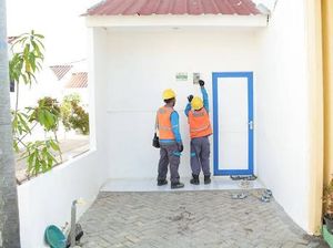 PLN Sambung Listrik Gratis untuk 93 KK di Kampung Nelayan Indramayu