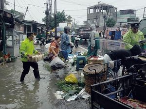 Polri Kerahkan Personel Tangani Banjir Sumut, Fokus Evakuasi-Cari Korban