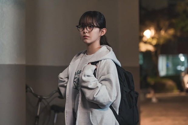 Potret Song Woo Yeon dalam drama 'Spirit Fingers' Song Woo Yeon merupakan siswi SMA dengan kepercayaan diri rendah di drama Spirit Fingers. Suatu hari Song Woo Yeon bertemu dengan anggota klub menggambar yang menuntunnya dalam menemukan minat dan semangat hidup.