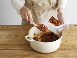 Tolak Makanan Sisa dari Ibu Pacar, Pria Ini Bikin Acara Keluarga Canggung!