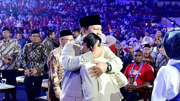 Viral! Prabowo Peluk Azzam, Bocah Tunanetra yang Getarkan Hati Lewat 'Terima Kasih Guruku