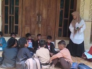 Ruang Kelas Ambruk, Siswa SDN di Bangkalan Belajar di Teras Rumah Warga