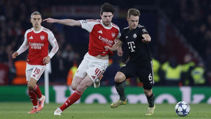 Soccer Football - UEFA Champions League - Arsenal v Bayern Munich - Emirates Stadium, London, Britain - November 26, 2025 Bayern Munichs Joshua Kimmich in action with Arsenals Declan Rice Action Images via Reuters/Peter Cziborra