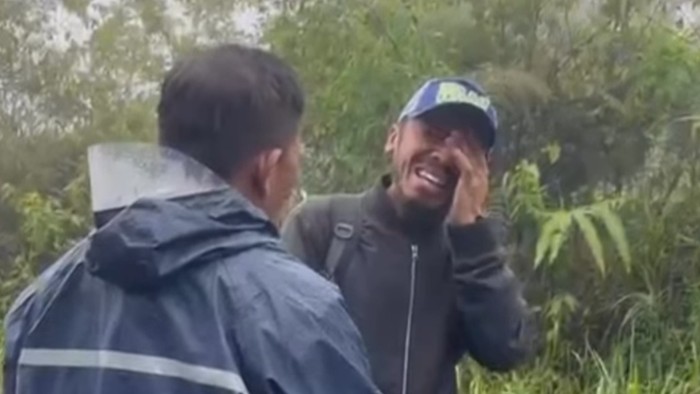 Tangkapan layar pria jalan kaki untuk mencari keluarga di Tapteng