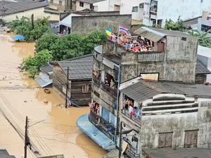 Terkepung Banjir, Warga Songkhla Bertahan di Lantai Dua dan Atap Rumah