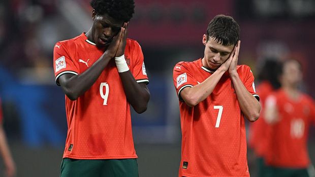 DOHA, QATAR - NOVEMBER 27: Rafael Quintas of Portugal lifts the FIFA U17 Men's World Cup trophy with teammates following the team's victory in the FIFA Under-17 World Cup final match between Portugal and Austria at Khalifa International Stadium on November 27, 2025 in Doha, Qatar. (Photo by Jurij Kodrun - FIFA/FIFA via Getty Images)