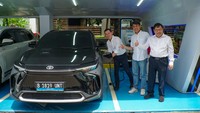 Pertama di Bandung, Toyota Hadirkan Tempat Ngecas Mobil Listrik Gratis!