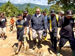 Andre Rosiade Bawa Alat Berat Pascabanjir Padang, Desak Pembalakan Liar Ditindak