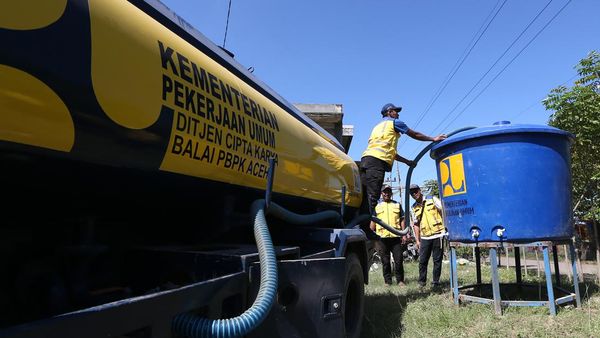 Kementerian PU Salurkan Air Bersih untuk Korban Banjir di Pidie Jaya