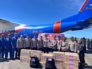 Dikirim dengan Pesawat, Bantuan Polri Tiba di Sumbar dan Sumut