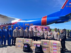 Dikirim dengan Pesawat, Bantuan Polri Tiba di Sumbar dan Sumut