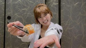 Potret Seru Chika Jessica Kulineran Jajan Es Krim dan Makan Sushi