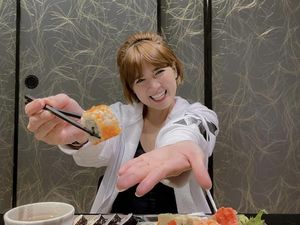 Potret Seru Chika Jessica Kulineran Jajan Es Krim dan Makan Sushi