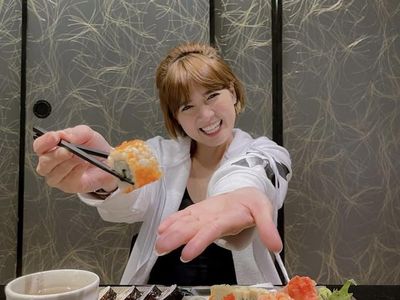 Potret Seru Chika Jessica Kulineran Jajan Es Krim dan Makan Sushi