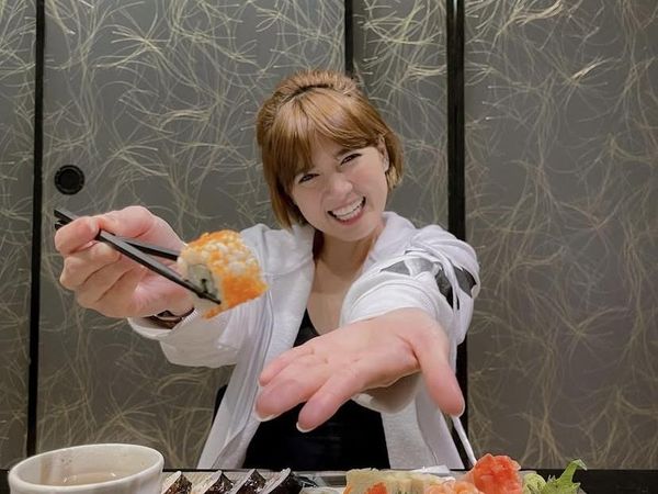 Potret Seru Chika Jessica Kulineran Jajan Es Krim dan Makan Sushi