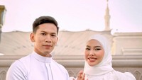 Senyum Bahagia Dara Arafah Menikah dengan Raehan Mubarak di Madinah