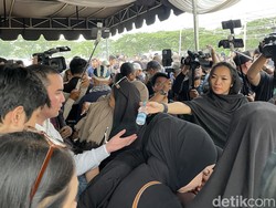 Tangis Richa Novisha dan Anak Usai Gary Iskak Dimakamkan