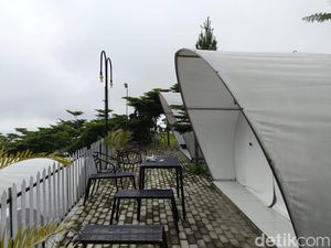 Sensasi Glamping Sambil Menatap Gunung Ciremai dari Pintu
