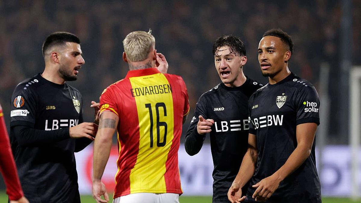 Pemain Go Ahead Eagles mengejek hidung gelandang Stuttgart Angelo Stiller. (Getty Images/Soccrates Images)