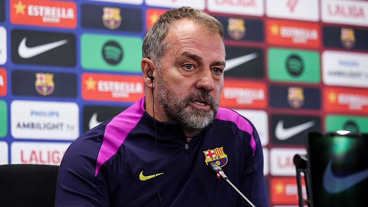 Hansi Flick dalam jumpa pers jelang melawan Alaves. Foto: Europa Press via Getty Images/Europa Press Sports