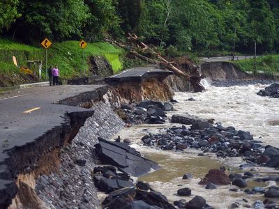 Jalan Padang - Bukittinggi Putus Total Akibat Banjir Bandang dan Longsor