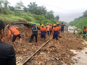 Banjir & Longsor Porak-porandakan Rel Kereta di Sumatra, Begini Kondisinya