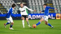 Jay Idzes bermain penuh sebagai bek tengah saat Sassuolo menghadapi Como di Liga Italia. Namun timnya kalah 0-2  dan tertahan di peringkat sembilan klasemen sementara Serie A dengan 17 poin. Foto: Getty Images/Pier Marco Tacca