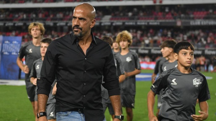 LA PLATA, ARGENTINA - MARCH 17: Juan Sebastian Veron President of Estudiantes looks on prior a match between Estudiantes and Boca Juniors as part of Group B of Copa de la Liga Profesional 2024 at Jorge Luis Hirschi Stadium on March 17, 2024 in La Plata, Argentina. (Photo by Gustavo Garello/Getty Images)