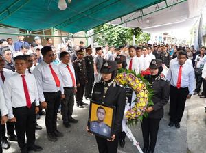 Kapolda Riau Beri Penghormatan Terakhir Anggota Korban Longsor di Sumbar