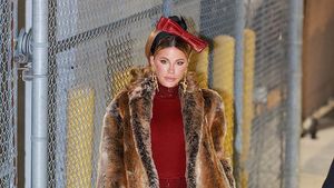 5 Gaya Nyentrik Kate Beckinsale Pakai Boots dengan Sol Setinggi 25 cm