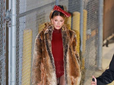 5 Gaya Nyentrik Kate Beckinsale Pakai Boots dengan Sol Setinggi 25 cm