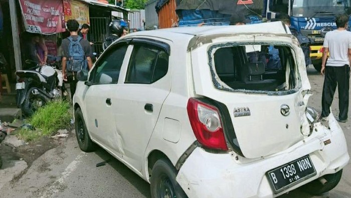 Sebuah kendaraan yang terlibat kecelakaan beruntun di Karawang, Sabtu (29/11/2025).