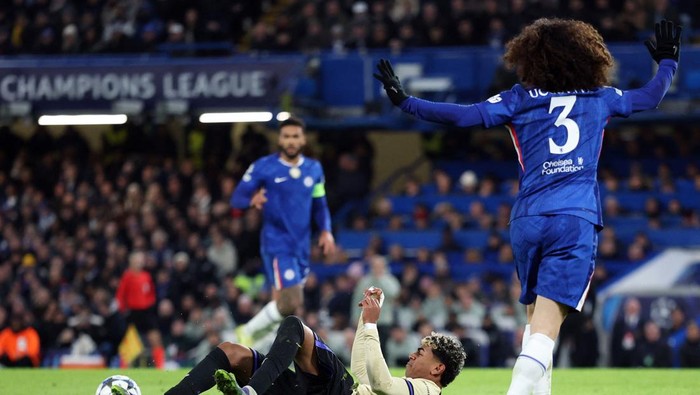 Soccer Football - UEFA Champions League - Chelsea v FC Barcelona - Stamford Bridge, London, Britain - November 25, 2025 FC Barcelonas Lamine Yamal reacts after a challenge REUTERS/Hannah Mckay