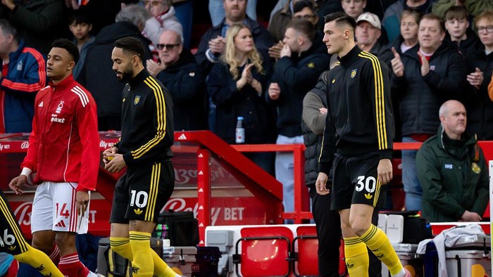 NOTTINGHAM, ENGLAND - NOVEMBER 01: Matheus Cunha and Benjamin Seskoof Manchester United walk out ahead of the Premier League match between Nottingham Forest and Manchester United at City Ground on November 01, 2025 in Nottingham, England. (Photo by Ash Donelon/Manchester United via Getty Images)