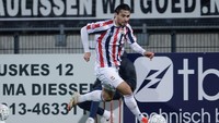 Nathan Tjoe-A-on bermain penuh sebagai bek kiri saat Willem II Tilburg melawan Den Bosch di Eerste Divisie. Namun timnya kalah 1-2 dan kini berada di peringkat tujuh klasemen dengan 26 poin. Foto: Getty Images/Soccrates Images