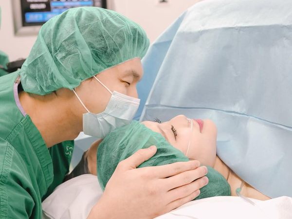 Vior Melahirkan Bayi Perempuan: Berjuang untuk Proses Normal, Akhirnya Caesar