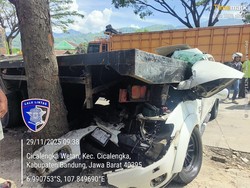 Pajero Tabrak Truk Tronton di Cicalengka, Remaja Asal Tasik Tewas