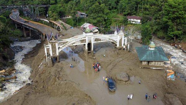Pembersihan Material Longsor di Jembatan Kembar Silaiang Terus Dikebut
