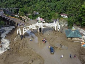 Pembersihan Material Longsor di Jembatan Kembar Silaiang Terus Dikebut