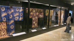 Antusias Pengunjung Melihat Pameran Wastra Indonesia-Jepang