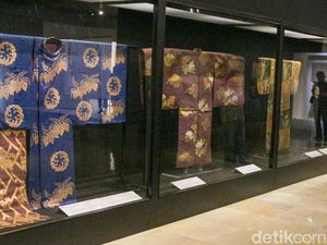 Antusias Pengunjung Melihat Pameran Wastra Indonesia-Jepang