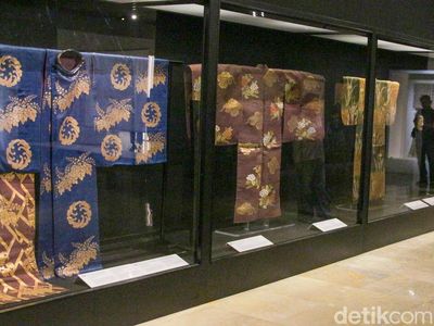Antusias Pengunjung Melihat Pameran Wastra Indonesia-Jepang