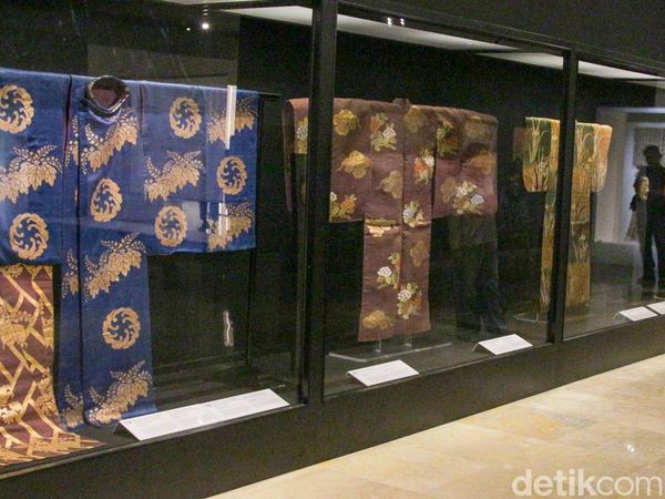 Antusias Pengunjung Melihat Pameran Wastra Indonesia-Jepang