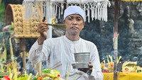 Umat Hindu Laksanakan Persembahyangan Hari Raya Kuningan di Pura Sakenan