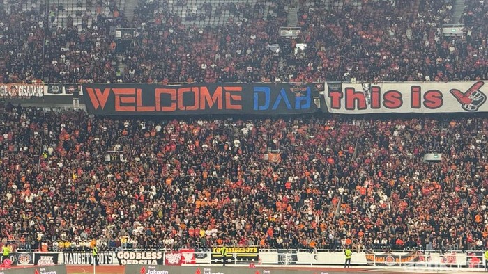Suporter Persija Jakarta saat menjamu PSIM Yogyakarta.