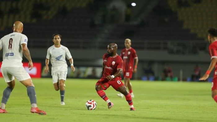 Laga Persis Solo melawan PSM Makassar pada pekan ke-14 Super League 2025/2026, di Stadion Manahan, Kota Solo, Sabtu (29/11/2025).