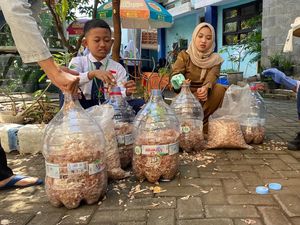 Siswa SMPN 57 Surabaya Ubah Limbah Kulit Bawang Jadi Tinta Spidol