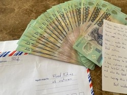 Sedih Melihat Derita Warlok Kebanjiran, Turis Ini Beri Donasi Rp 600 Juta