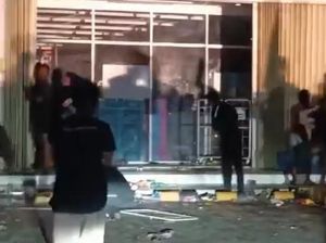 Diduga Karena Belum Dapat Bantuan, Warga Jarah Minimarket di Tapteng