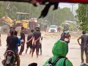 Banjir di Watusampu Palu Diduga Dipicu Tambang, Lalin Sempat Terputus